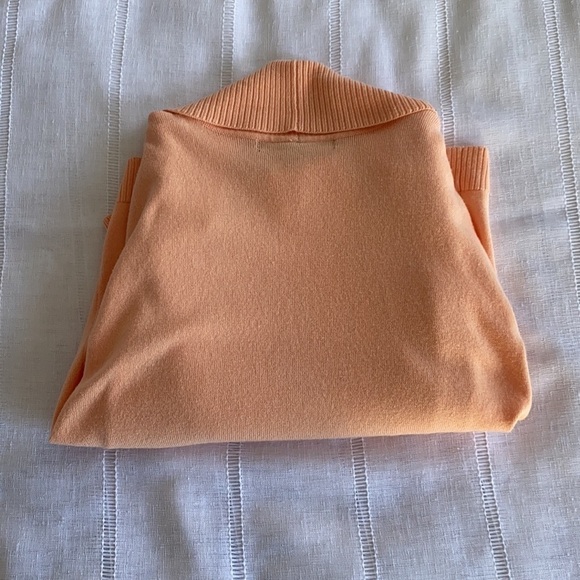 Soft peach 89th & Madison cardigan. - Picture 4 of 7